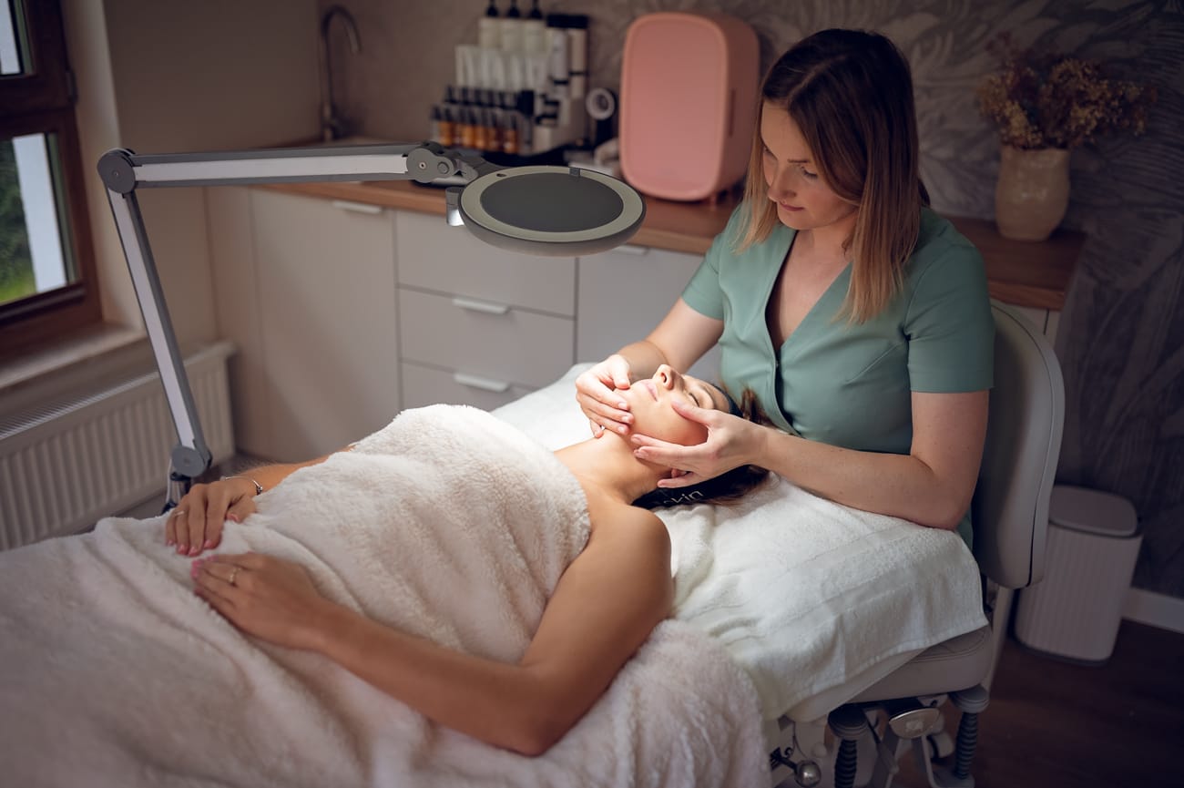 Kosmetolog holistyczny podczas profesjonalnej sesji wizerunkowej