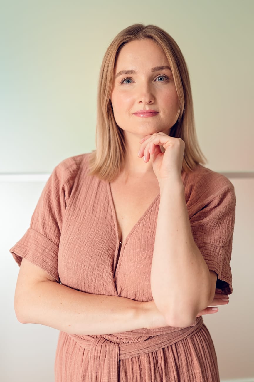 Naturalne i eleganckie zdjęcia z profesjonalnej sesji wizerunkowej
