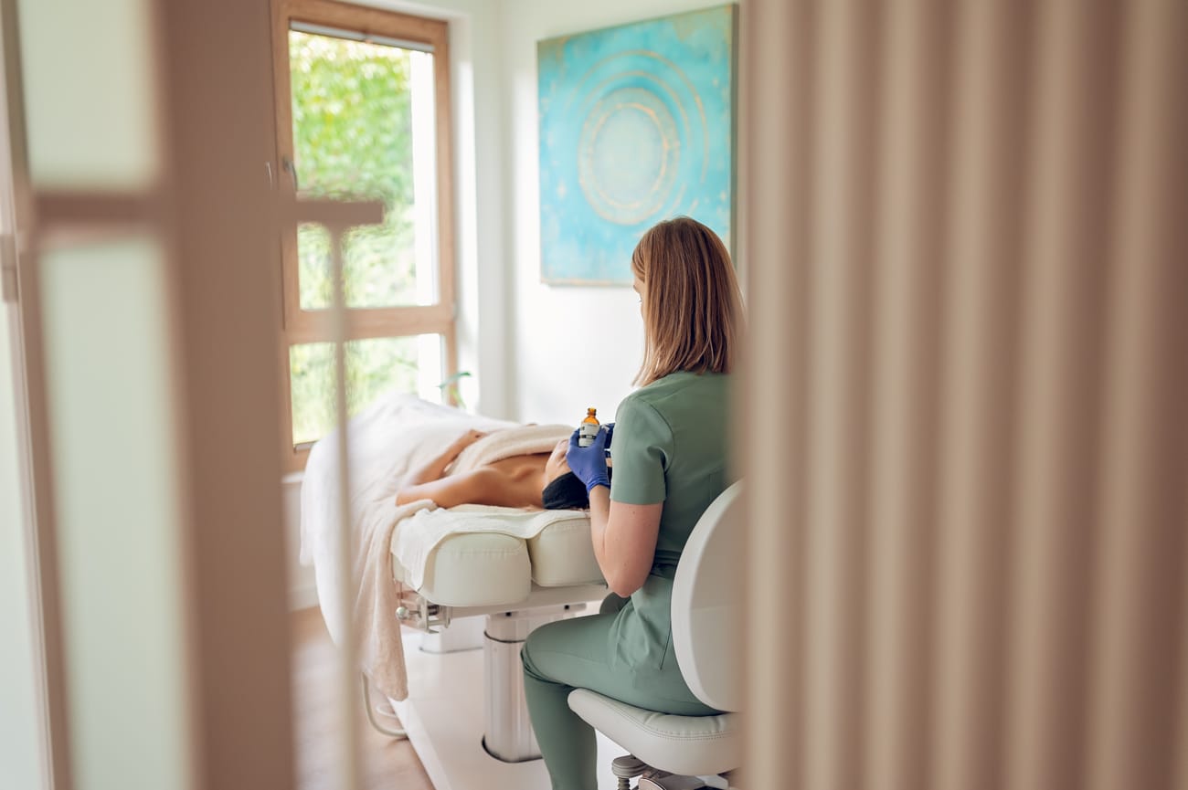 Terapeuta manualny twarzy prezentujący swoją markę na sesji wizerunkowej