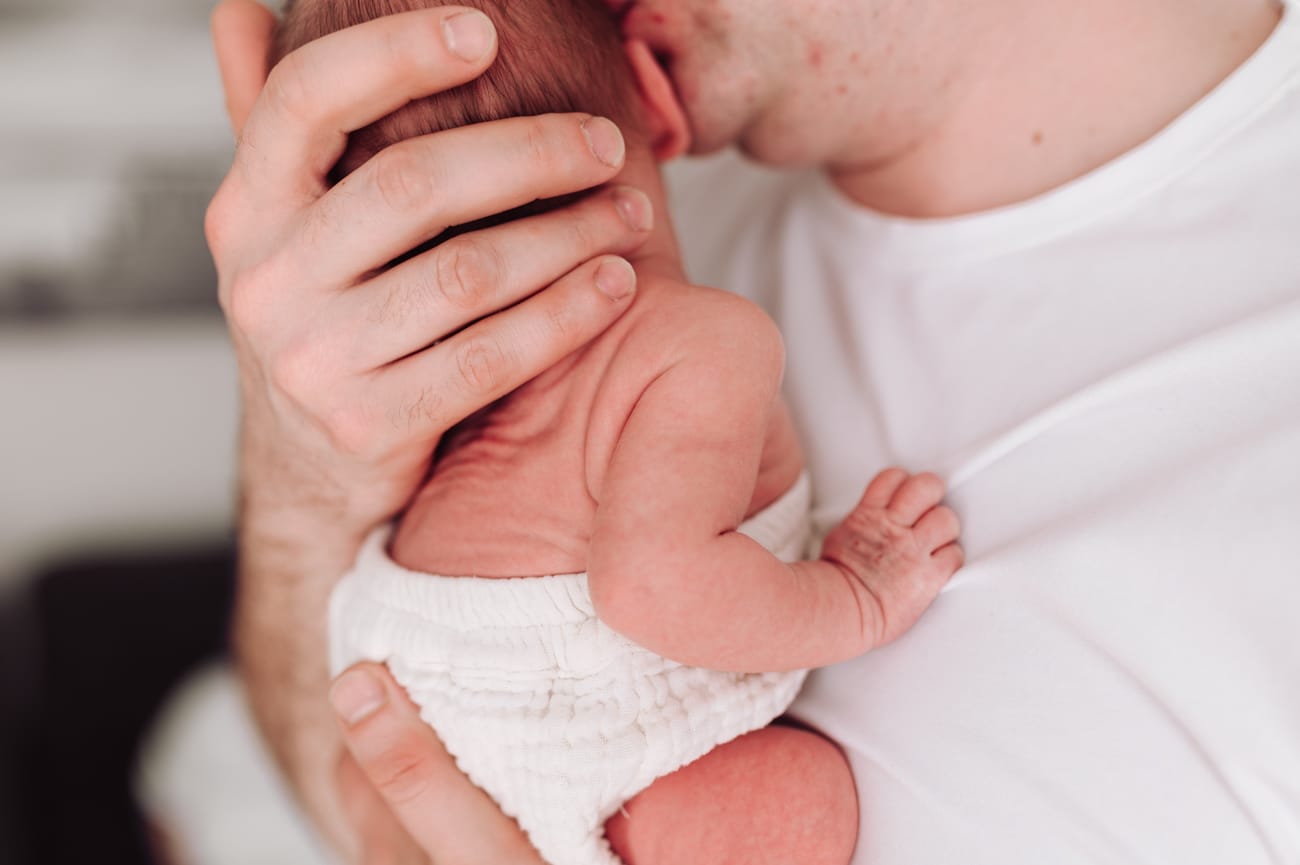 Noworodek w ramionach taty sesja w domu Gdynia