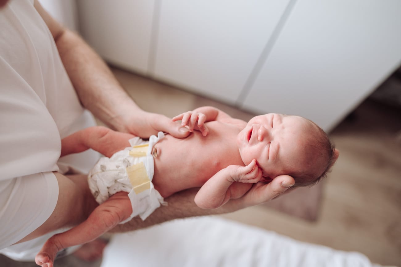 Tata trzyma noworodka sesja noworodkowa lifestyle Gdynia