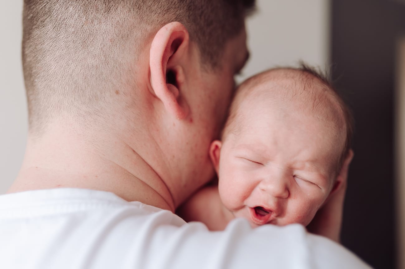 Noworodek na ramieniu taty zbliżenie sesja w domu Gdynia