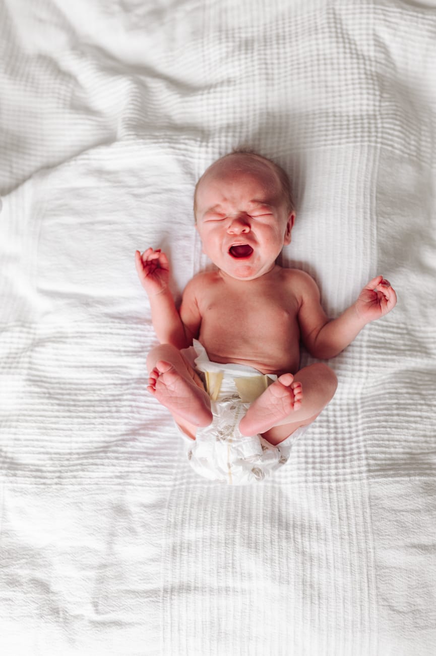 Płaczący noworodek sesja w domu to normalne Gdynia