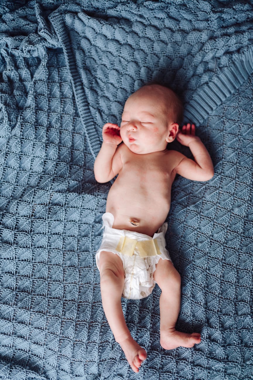 Prężący się noworodek sesja noworodkowa w domu Gdynia