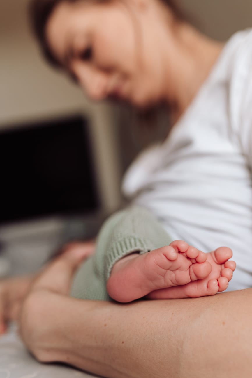 Stópki noworodka detal domowa sesja noworodkowa