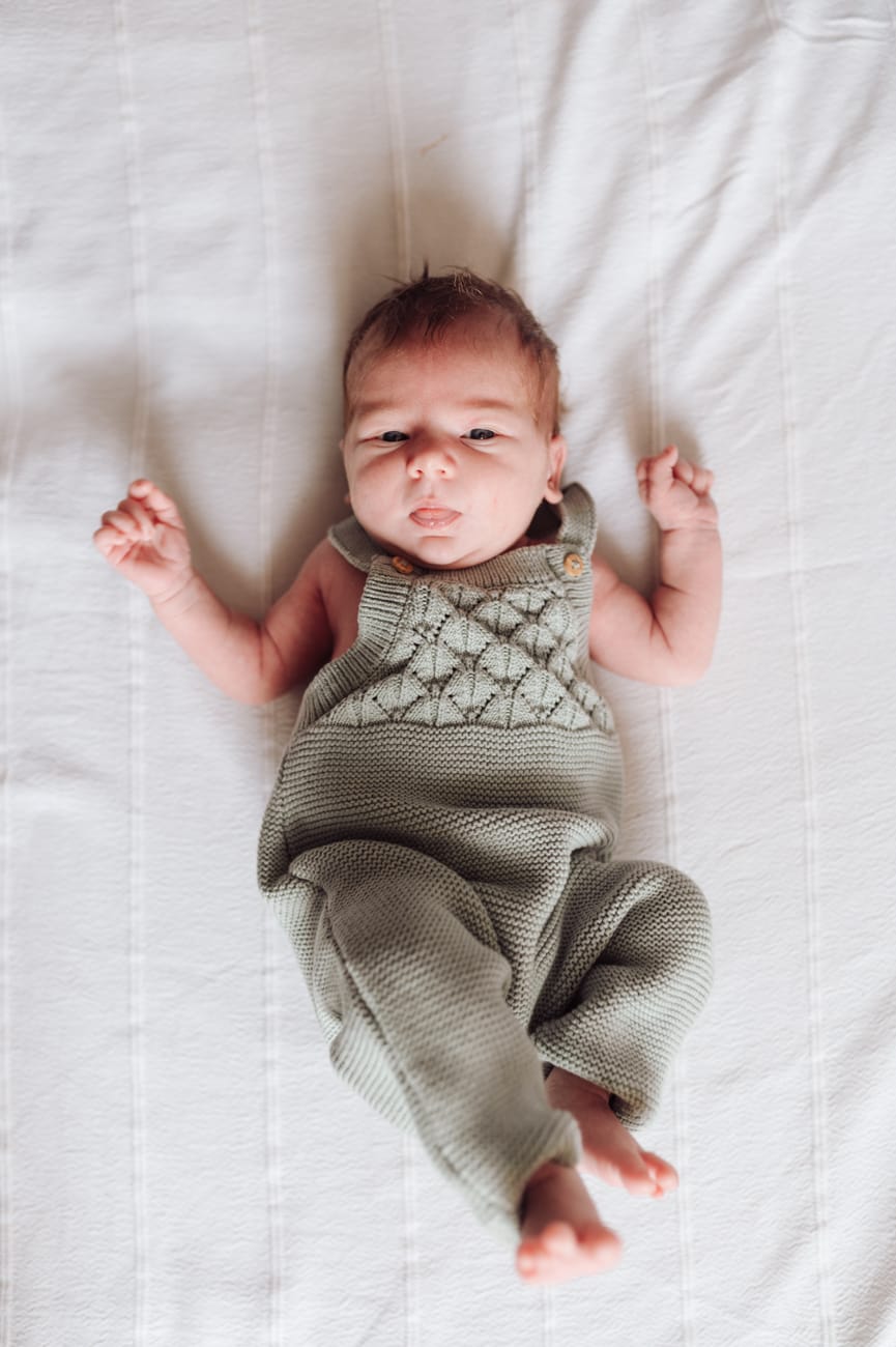 Noworodek z otwartymi oczami sesja noworodkowa w domu