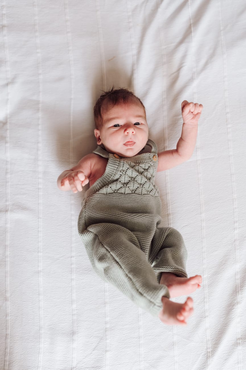 Noworodek przeciągający się z  sesja noworodkowa w domu