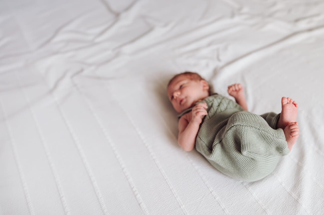 Noworodek z otwartymi oczami sesja noworodkowa w domu