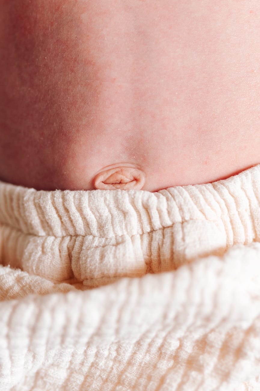 Pępek noworodka detal sesja noworodkowa w domu