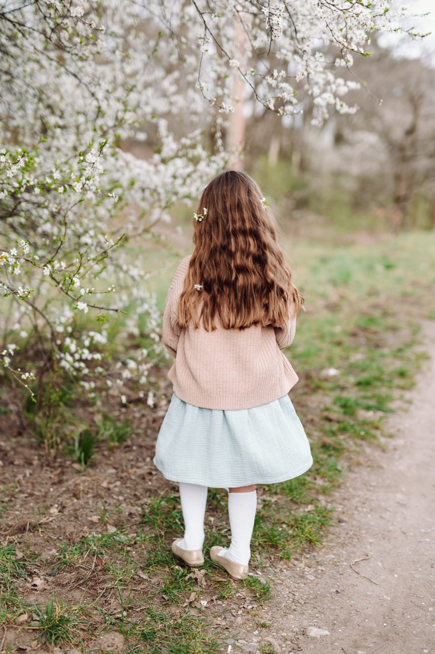 Dziewczynka w kwitnących drzewkach sesja dziecięca Gdynia