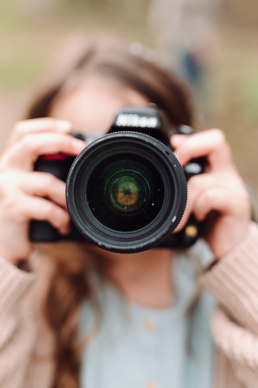 Dziewczynka z aparatem sesja dziecięca wiosna Gdynia