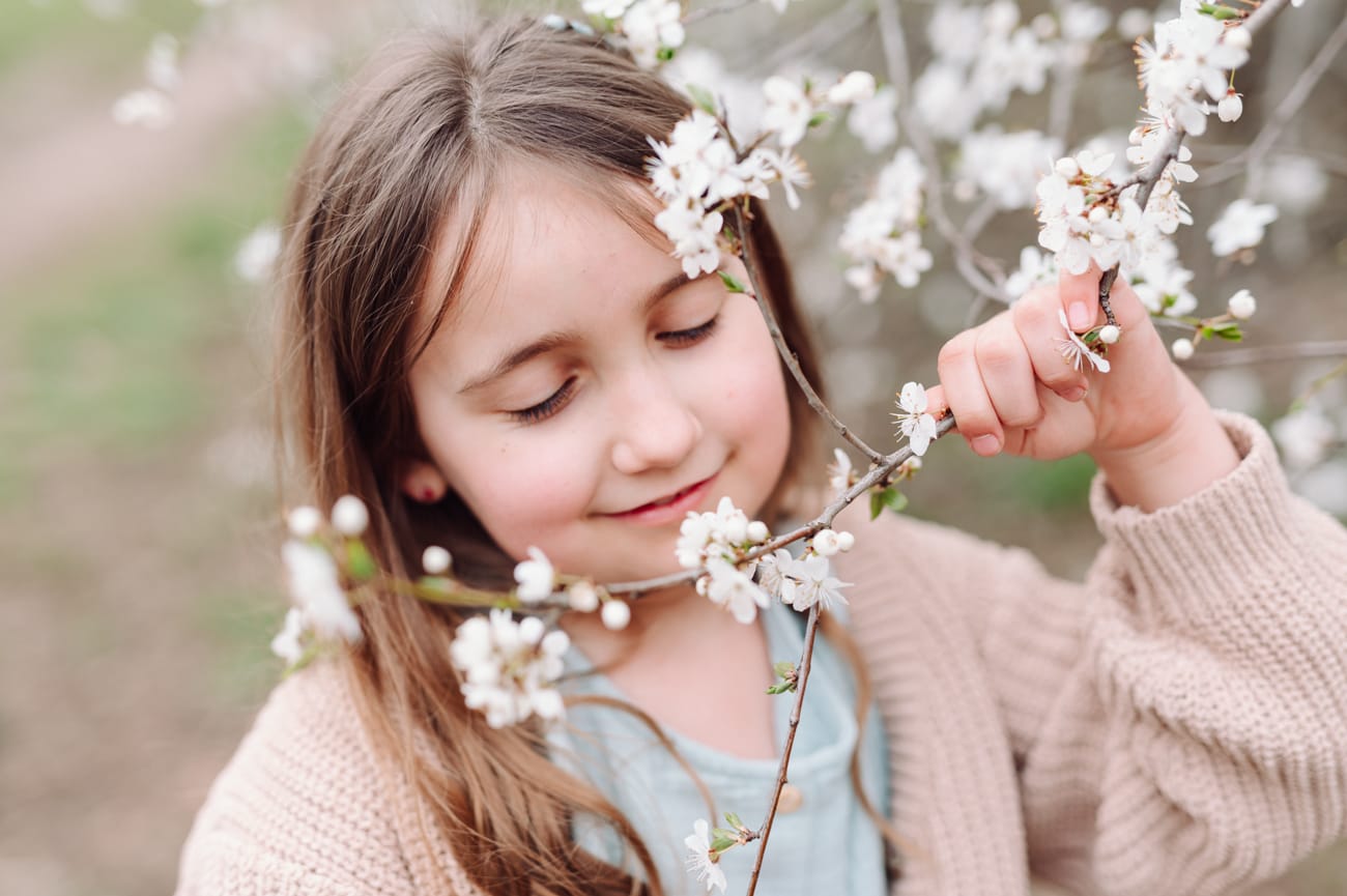 Dziewczynka w kwitnących kwiatach portret sesja Gdynia
