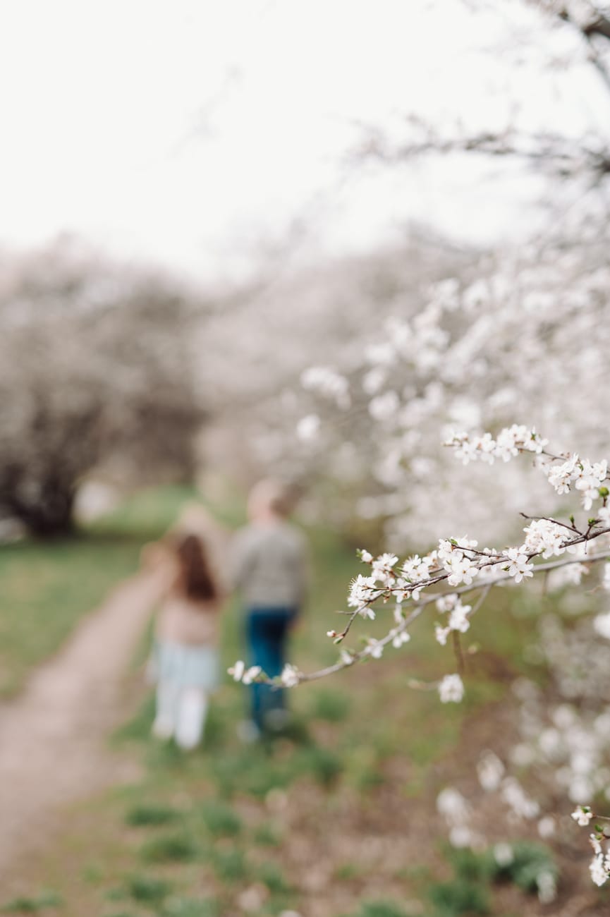 Dzieci idą alejką w kwiatkach sesja dziecięca Gdynia