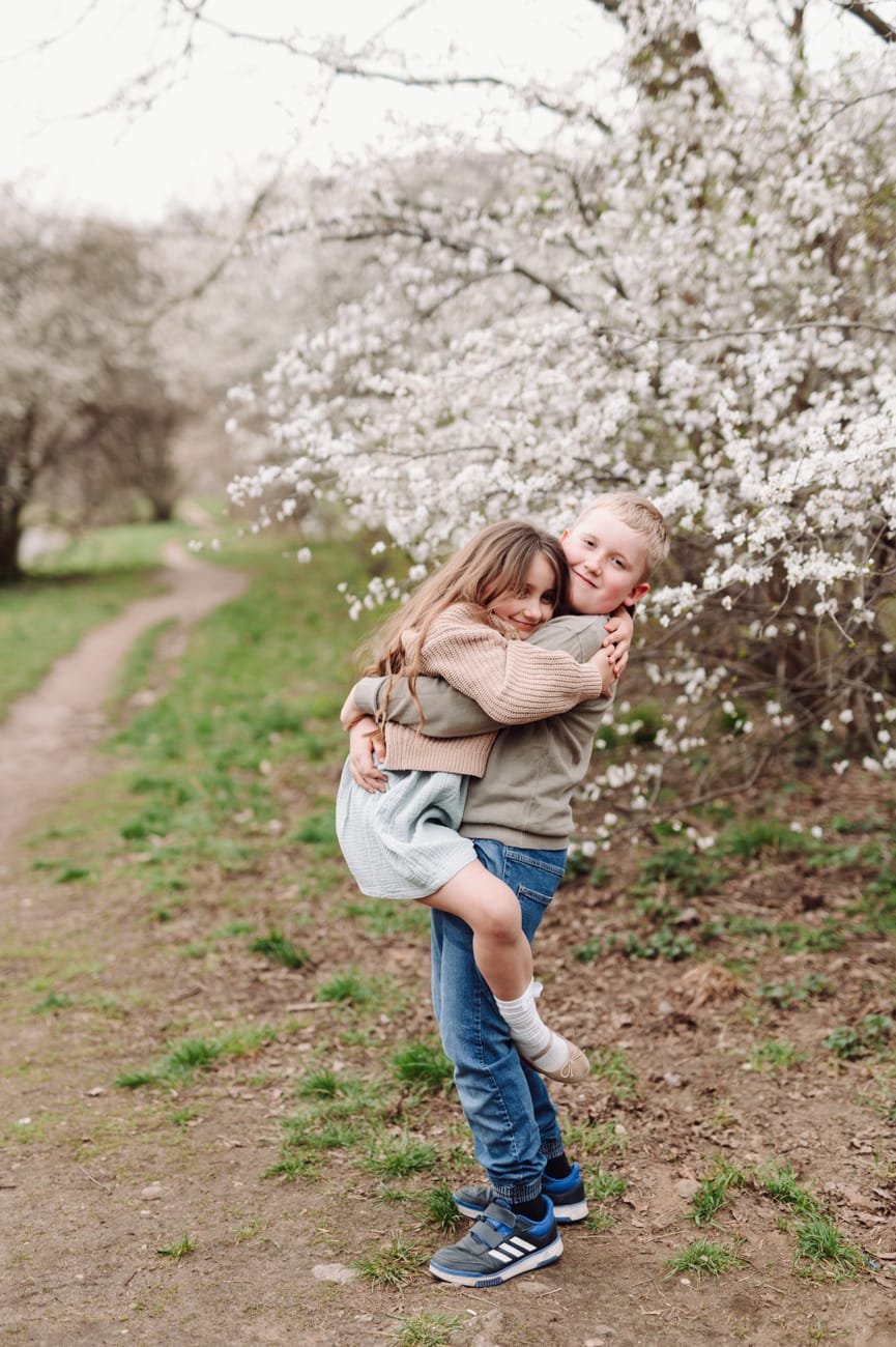 Radosne rodzeństwo kwitnące drzewa sesja Gdynia