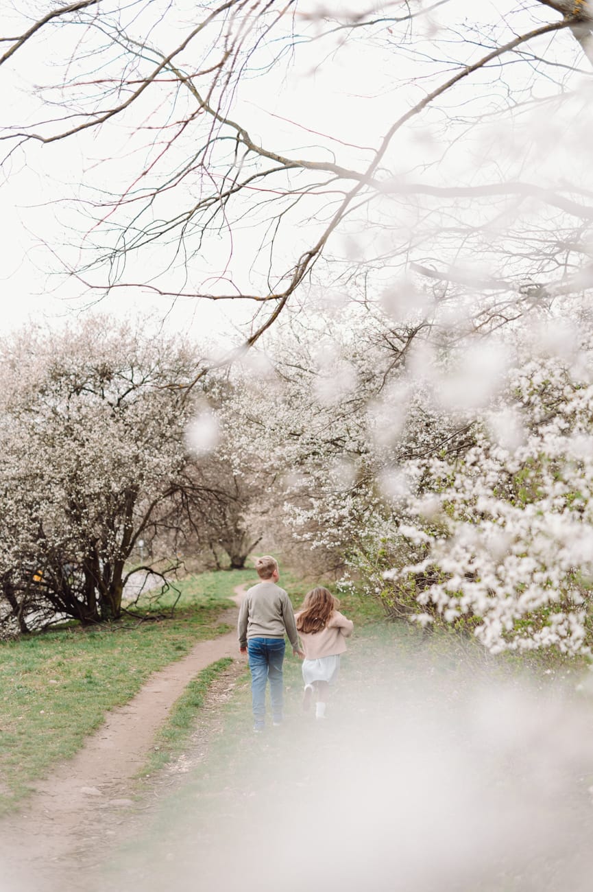 Rodzeństwo za rękę alejka w kwiatkach sesja Gdynia