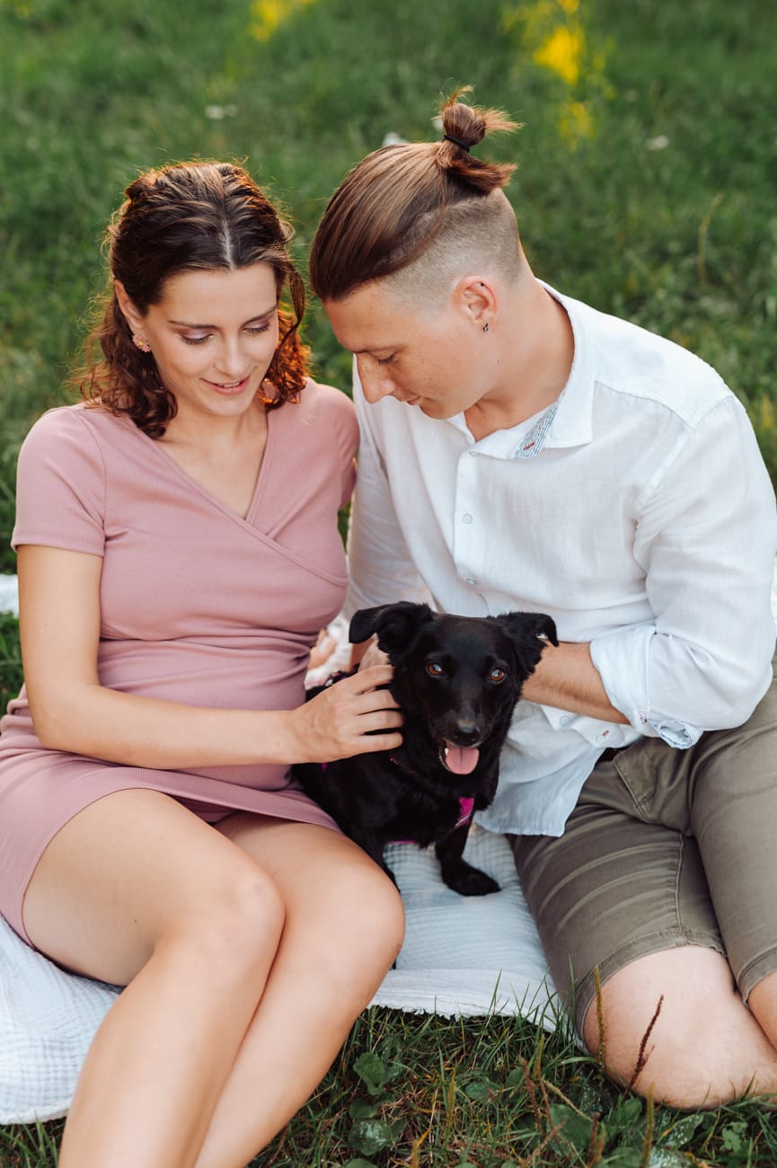 Para z psem na łące sesja ciążowa w plenerze