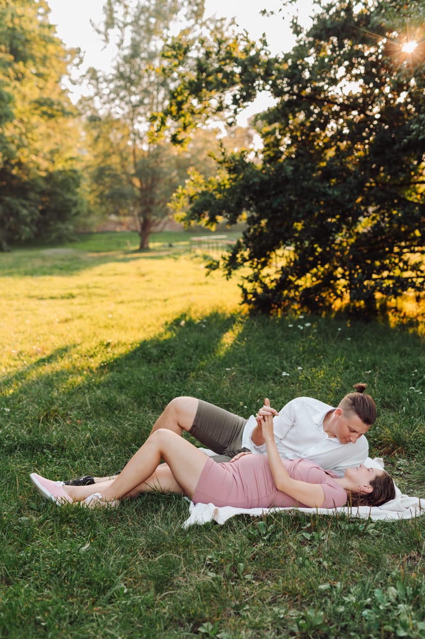 Para przy drzewie zachód słońca sesja ciążowa