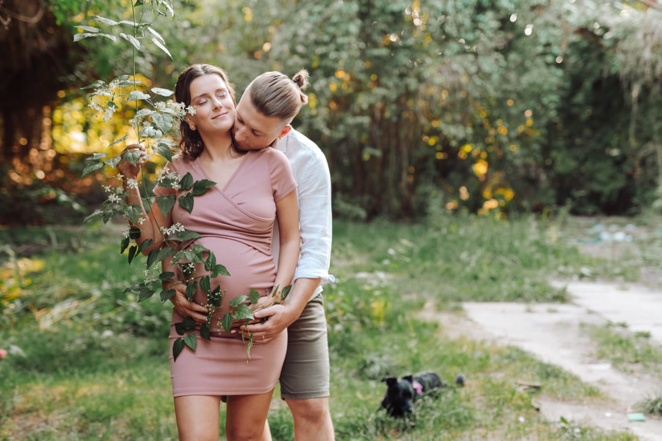 Para całuje się sesja ciążowa przy stajni Gdynia