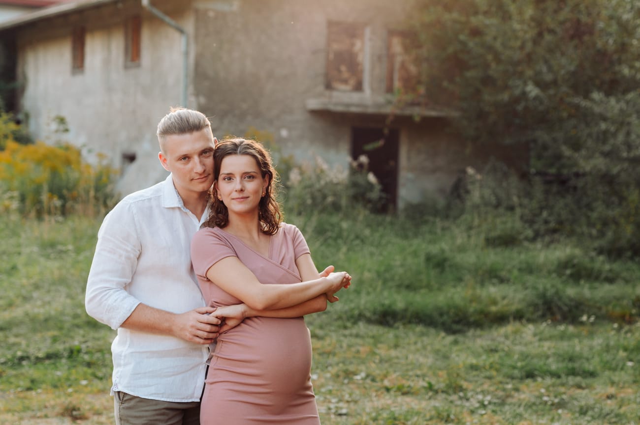 Para na tle stajni zachód słońca sesja ciążowa