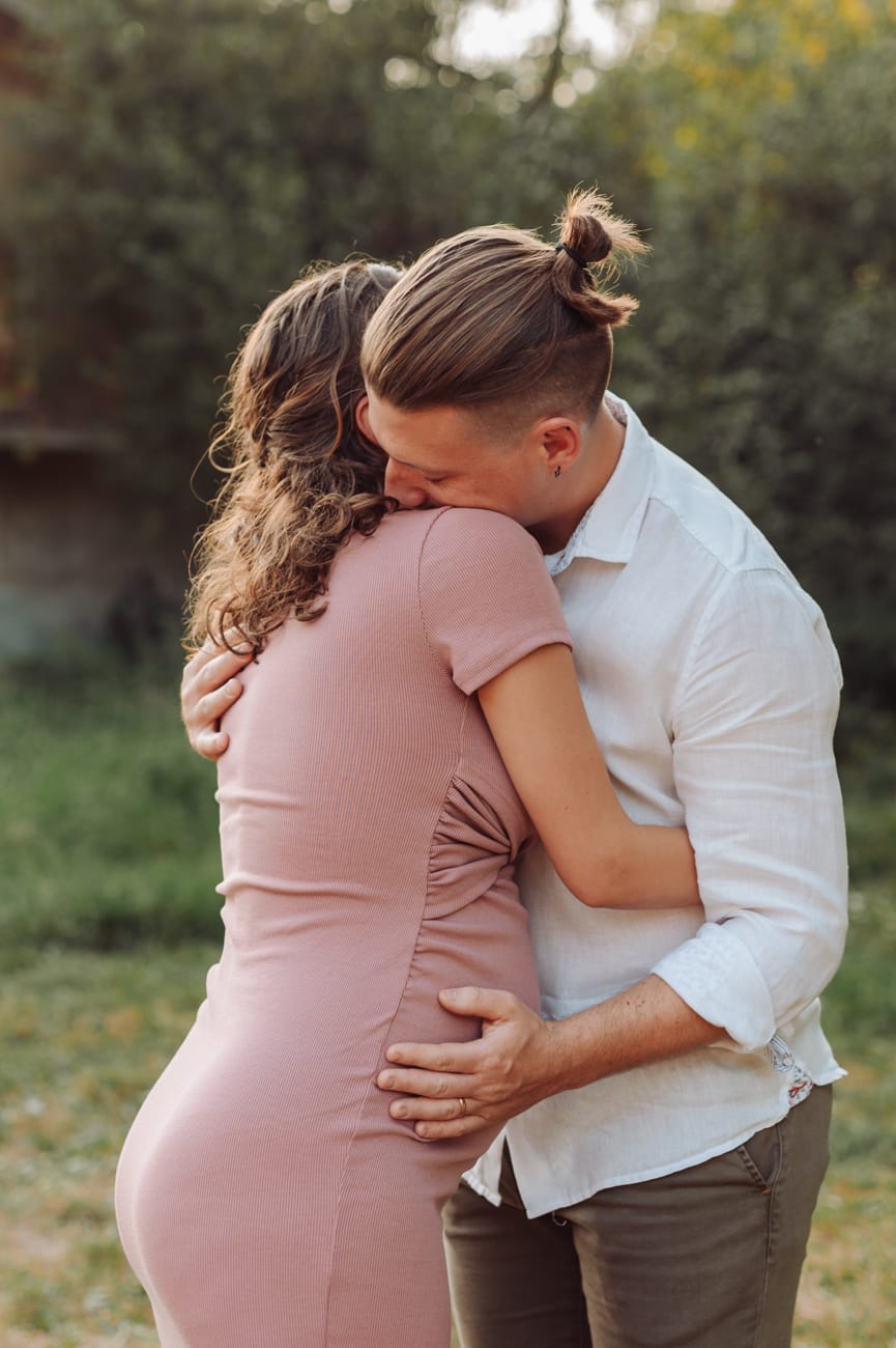 Para przytulona zachód słońca sesja ciążowa Gdynia