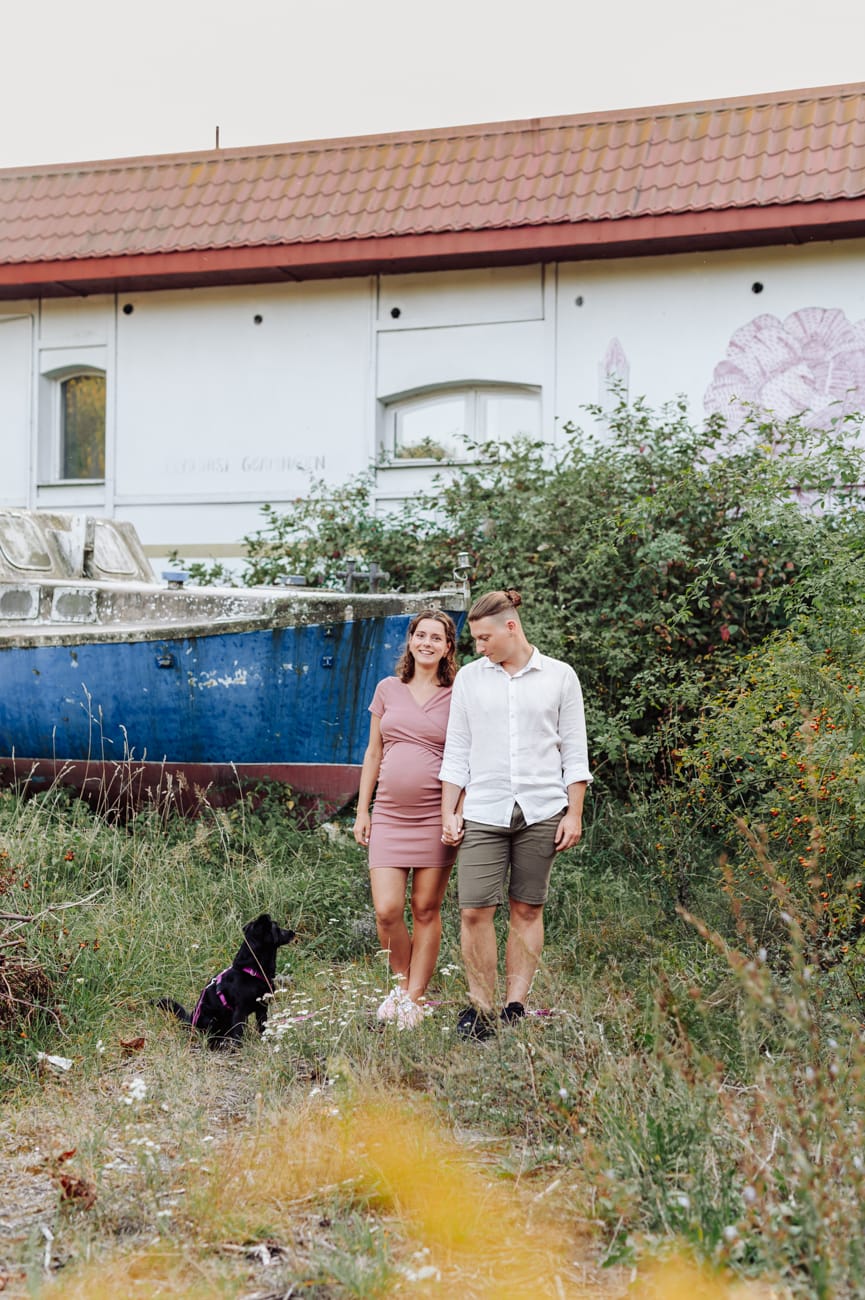 Para spaceruje obok łódki sesja ciążowa Gdynia