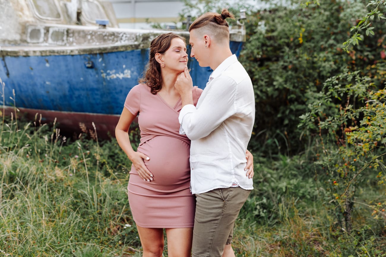 Para na tle łódki sesja ciążowa w plenerze Gdynia