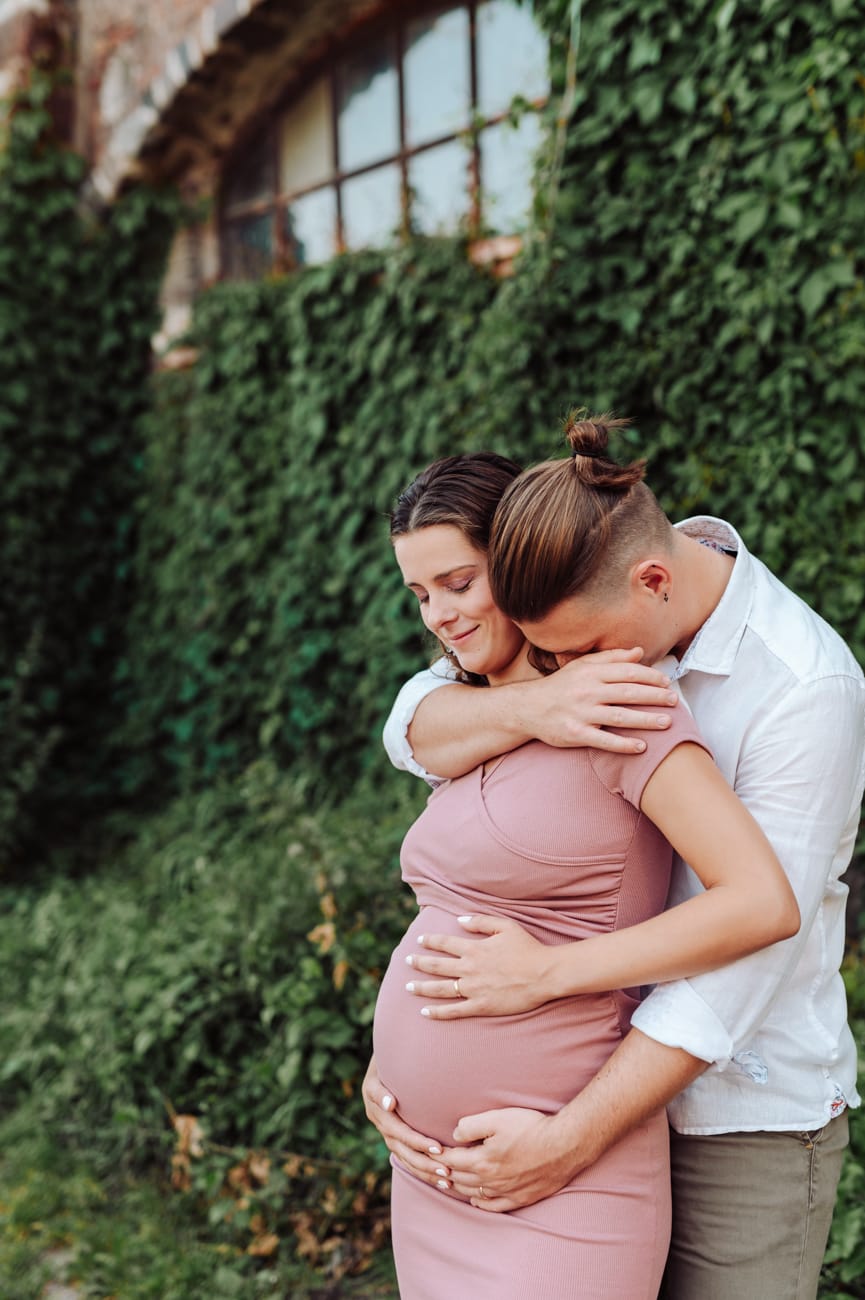 Para na tle stajni sesja ciążowa w plenerze Gdynia