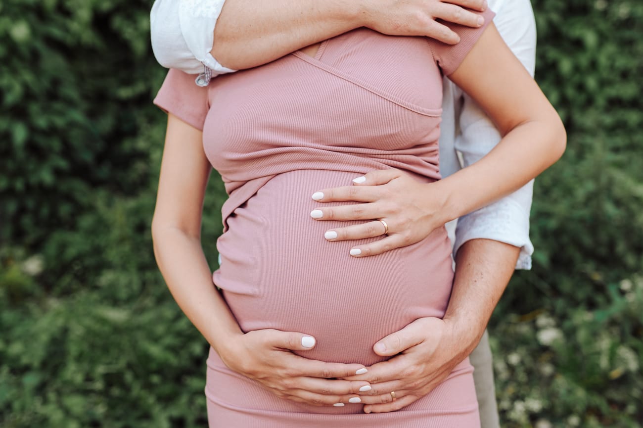 Dłonie rodziców na brzuszku sesja ciążowa Gdynia
