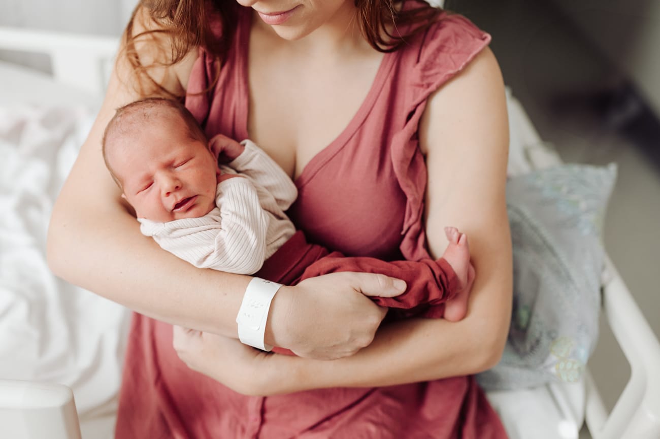 Rodzice przytulają noworodka sesja fresh48 Gdańsk