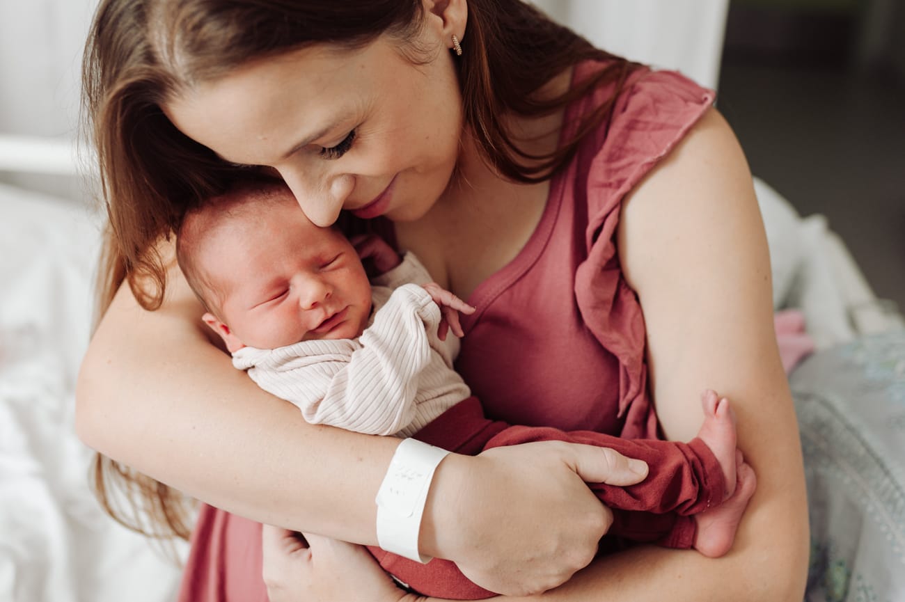 Mama z noworodkiem na szpitalnym łóżku fresh48 Gdańsk