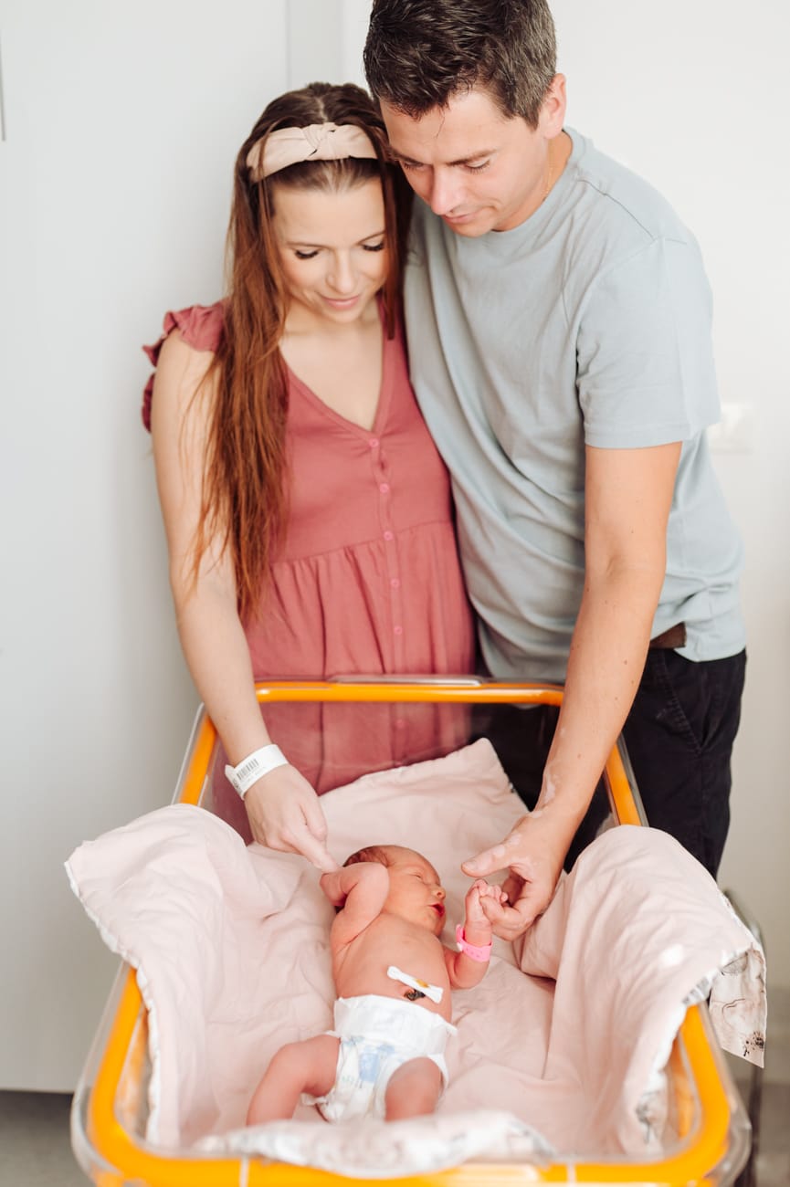 Dłonie rodziców i rączka noworodka sesja fresh48 Gdańsk