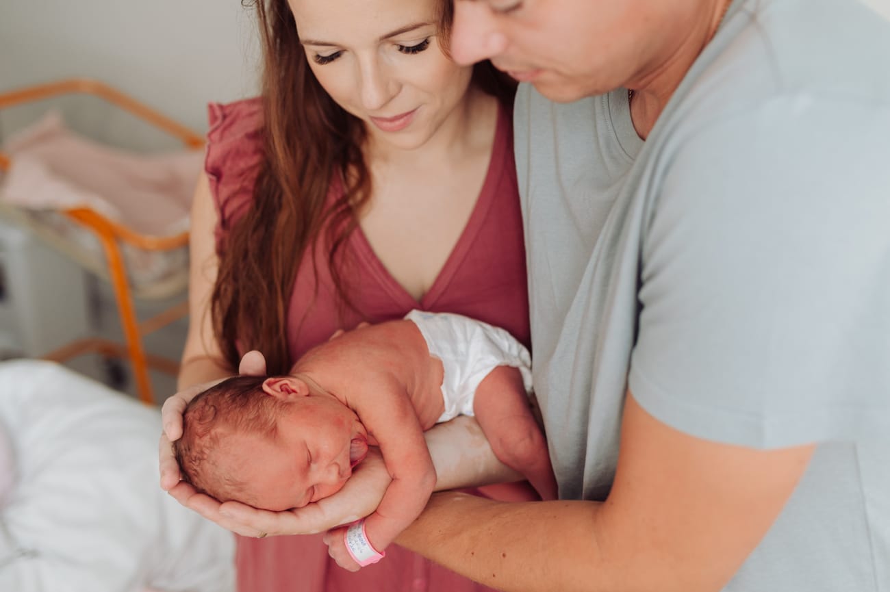 Noworodek w ramionach taty sesja fresh48 Gdańsk