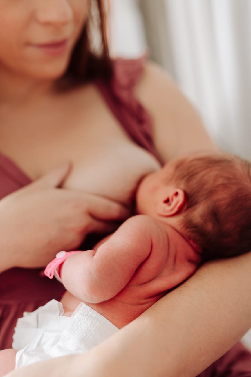 Mama z noworodkiem sesja noworodkowa w szpitalu Gdańsk