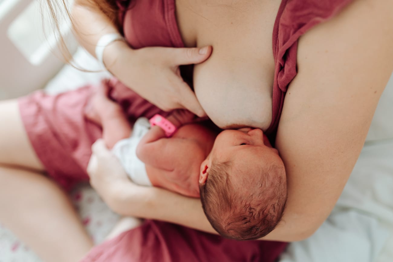 Karmienie piersią noworodka sesja fresh48 Gdańsk