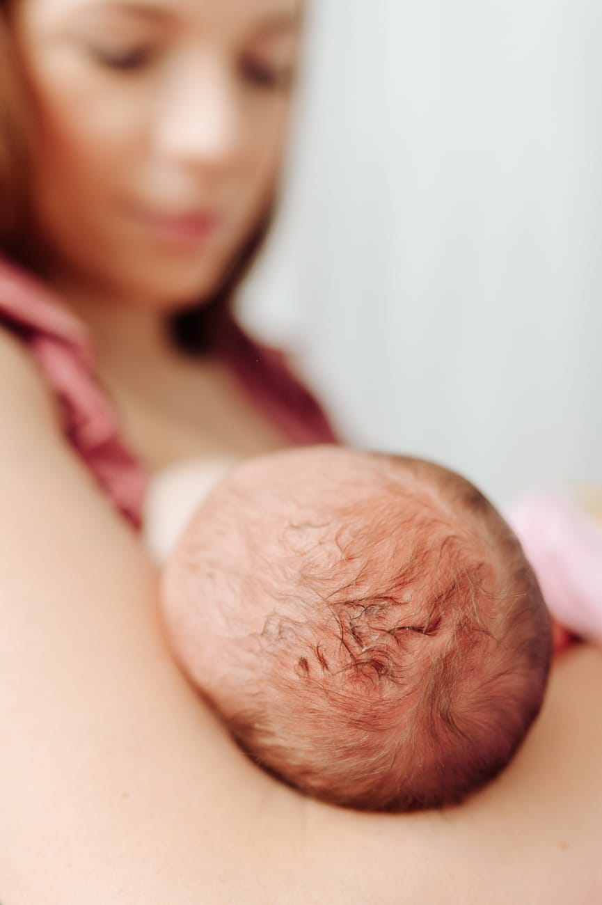 Mama karmi noworodka w szpitalu sesja fresh48 Gdańsk