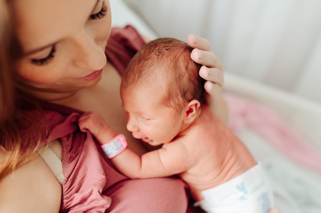 Mama tuli noworodka sesja noworodkowa w szpitalu Gdańsk