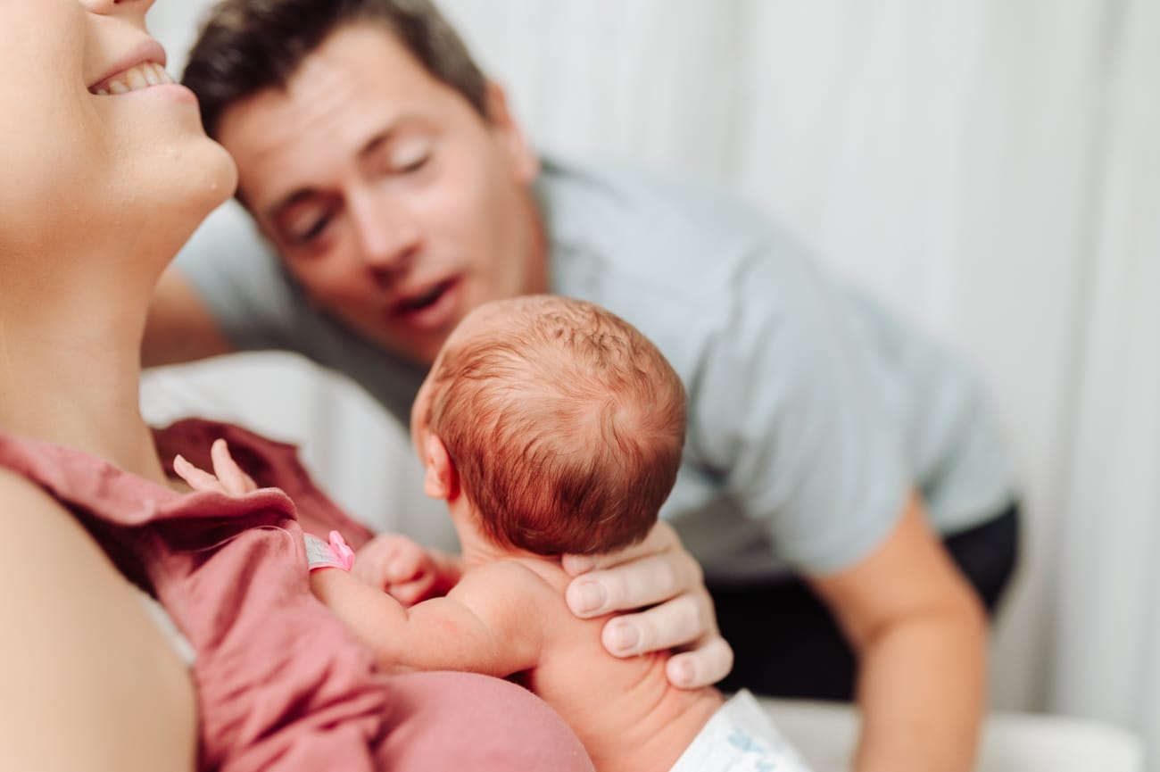 Tata obok mamy z noworodkiem sesja fresh48 Gdańsk