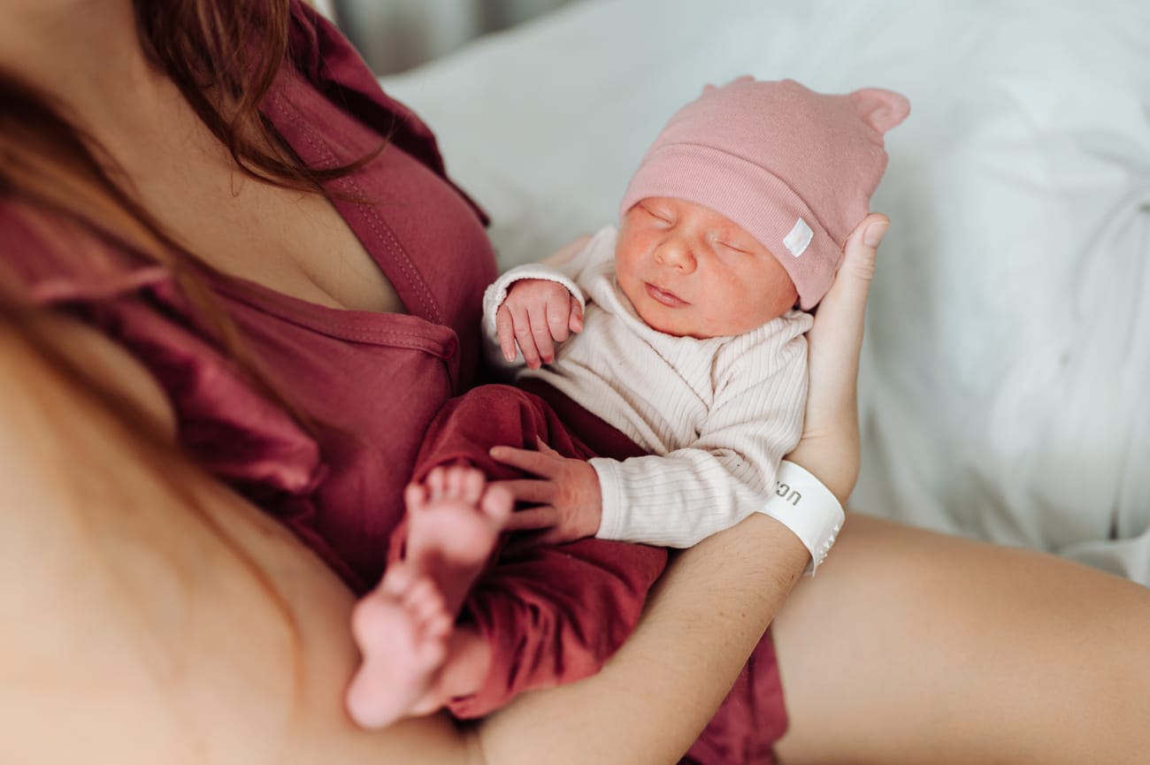 Noworodek w ramionach mamy sesja fresh48 Gdańsk