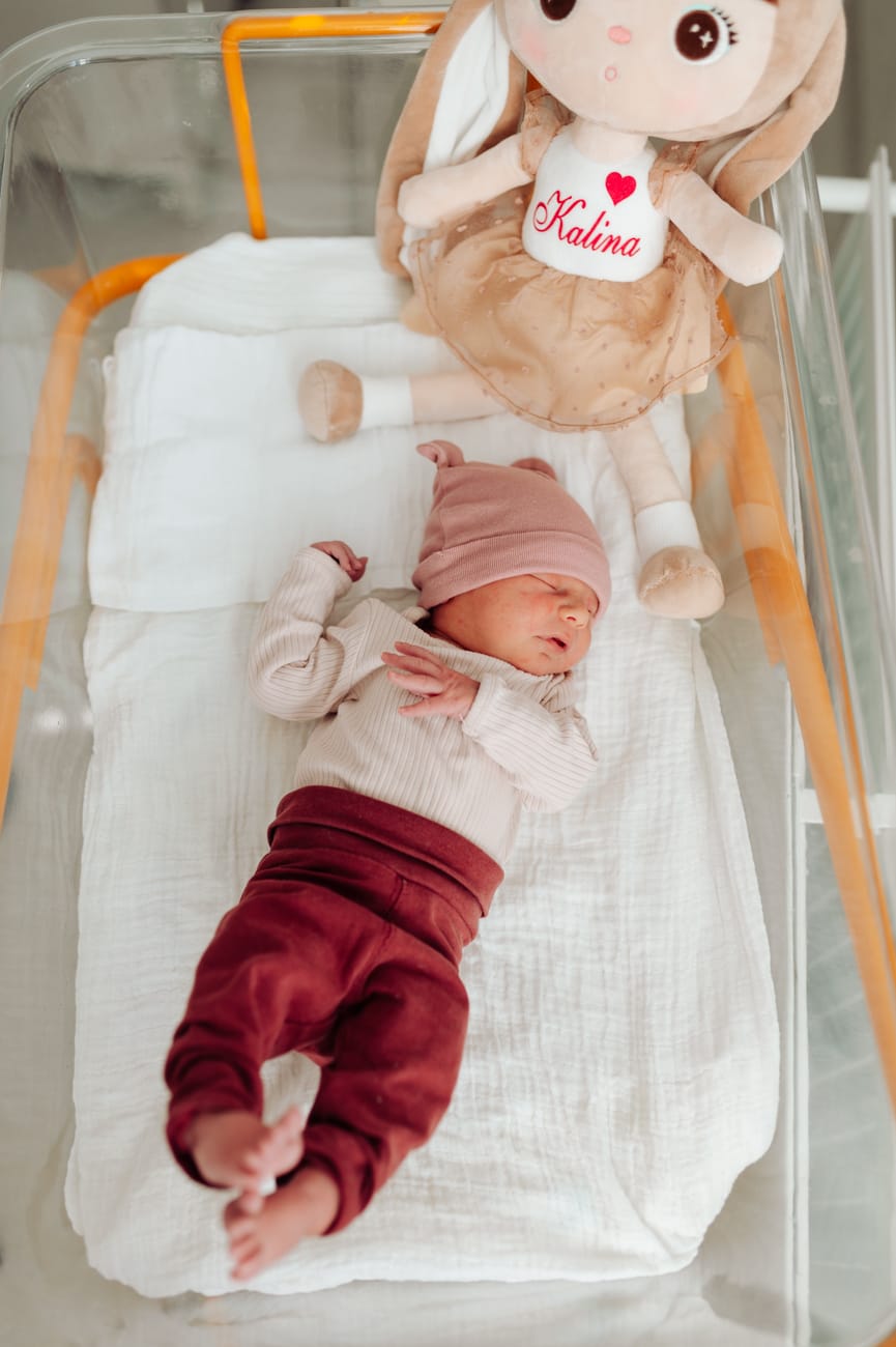 Noworodek w łóżeczku szpitalnym chwilę po porodzie Gdańsk