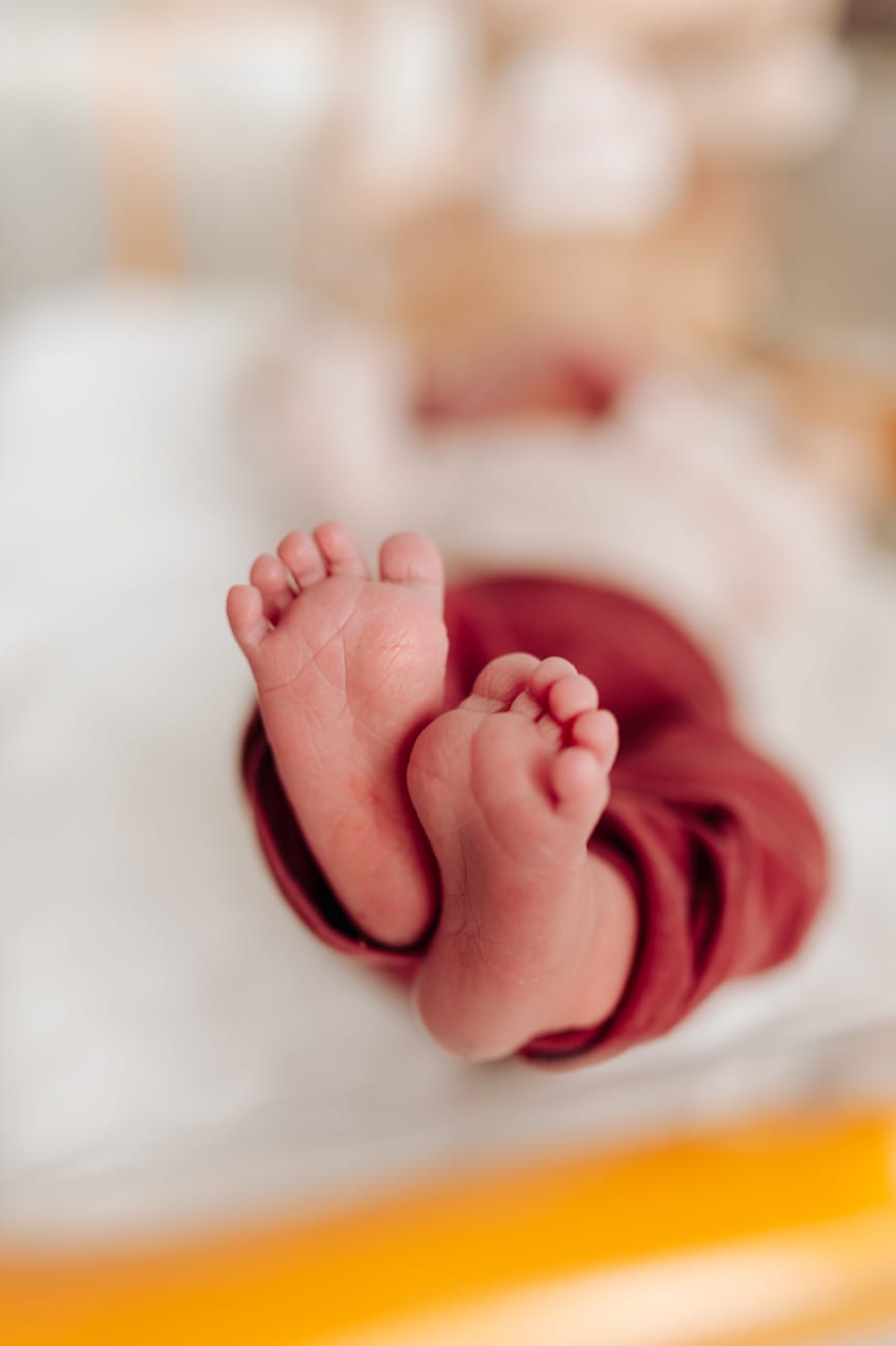 Stópki noworodka w szpitalnym łóżeczku fresh48 Gdańsk