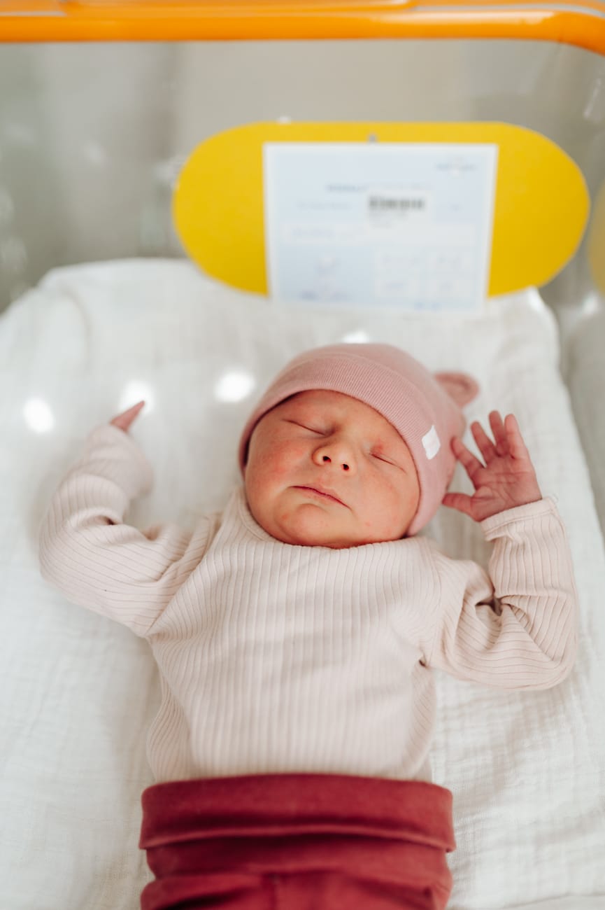 Śpiący noworodek w łóżeczku sesja w szpitalu Gdańsk