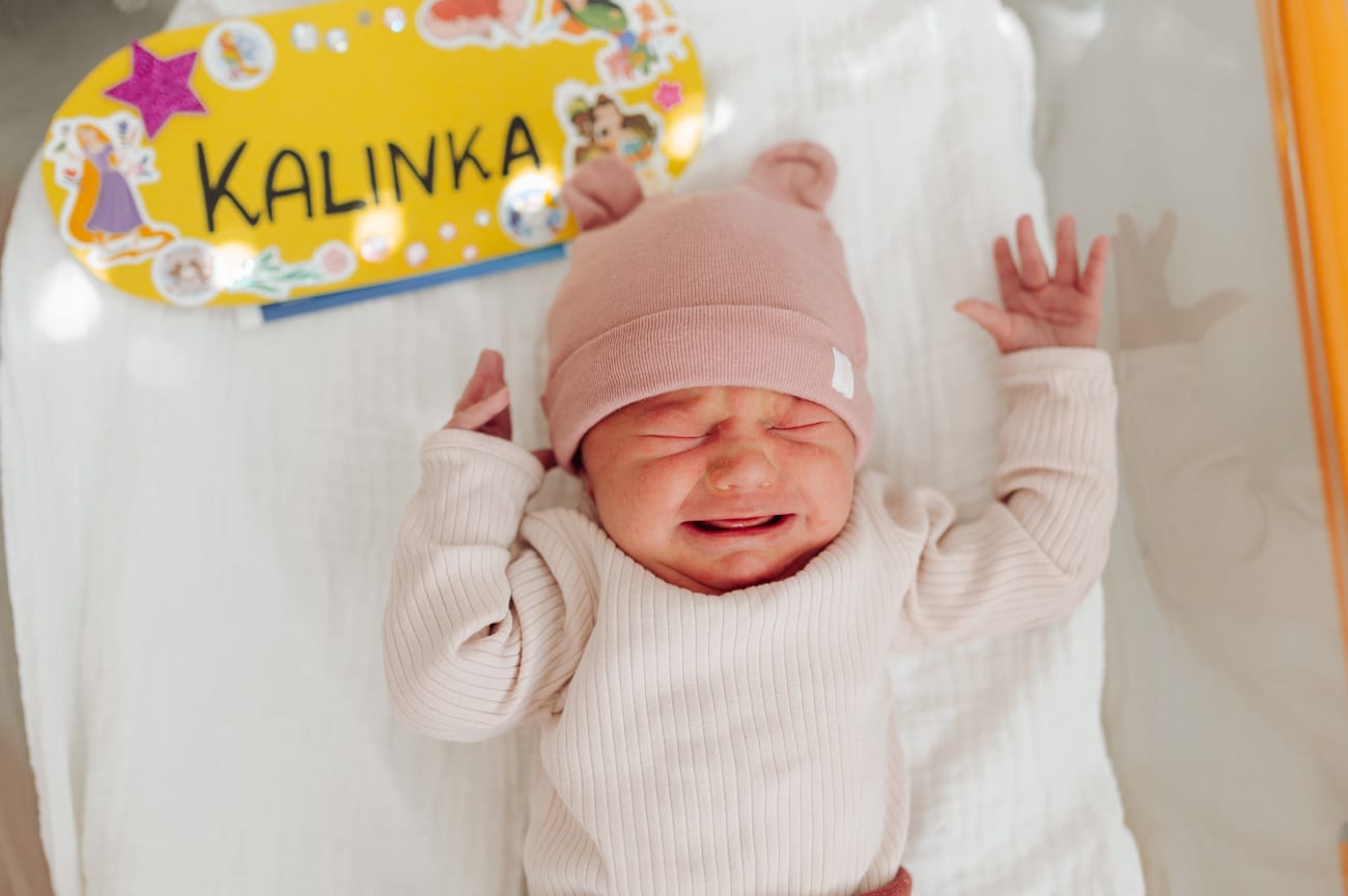 Noworodek w szpitalnym łóżeczku sesja fresh48 Gdańsk