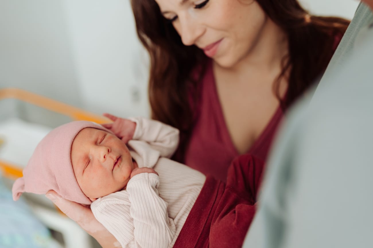 Mama patrzy na noworodka sesja fresh48 Gdańsk