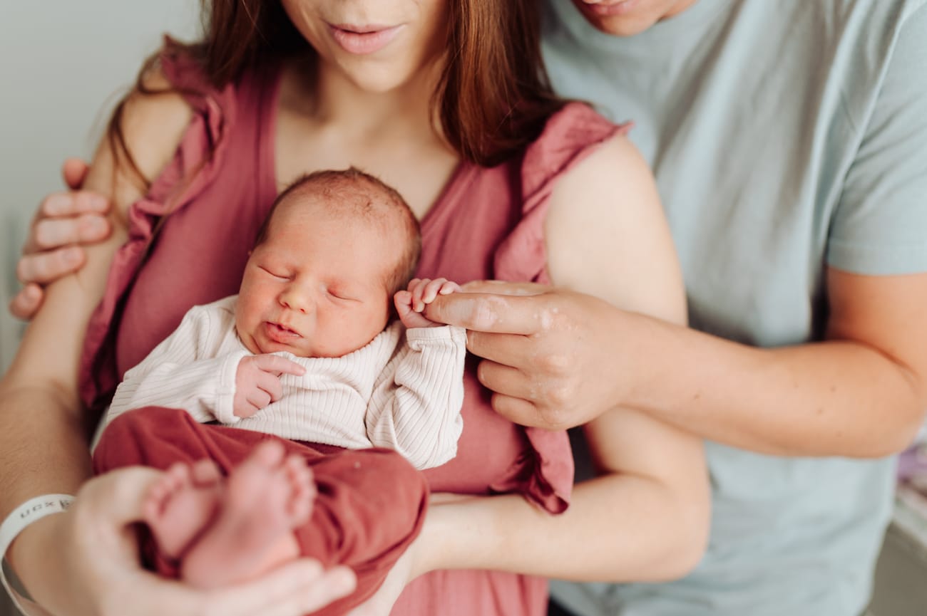 Rodzice z noworodkiem sesja noworodkowa w szpitalu Gdańsk