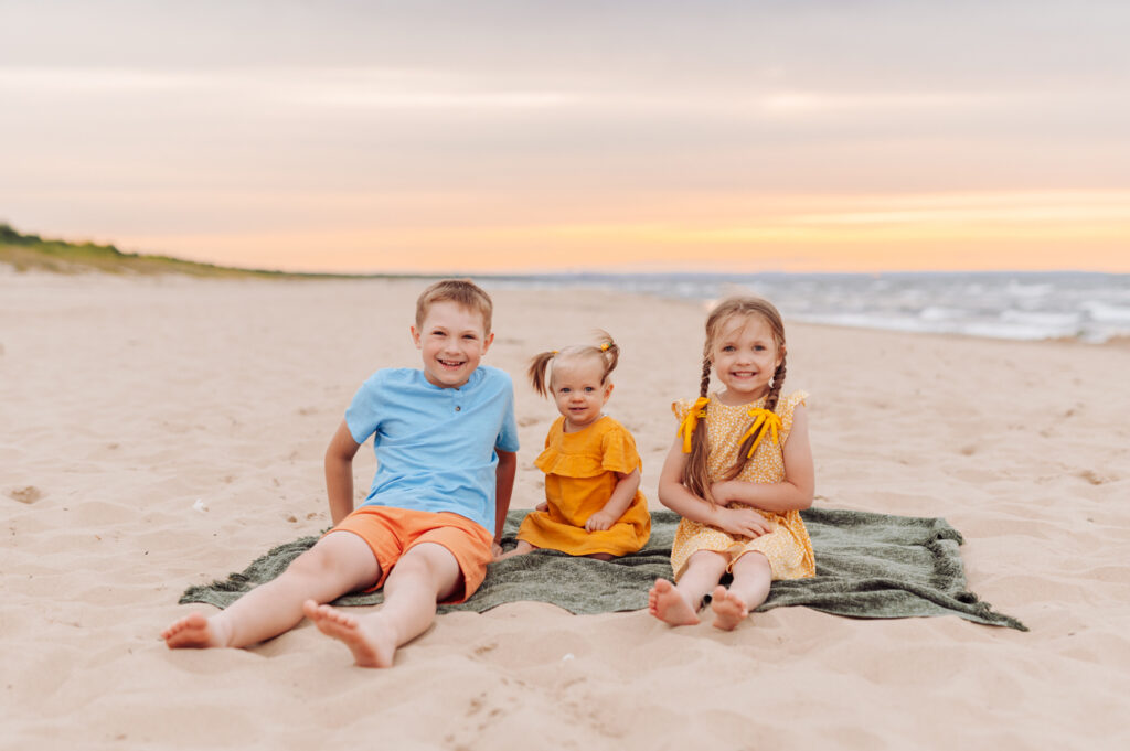 Sesja rodzinna w wakacje nad morzem Gdańsk trójka dzieci na plaży