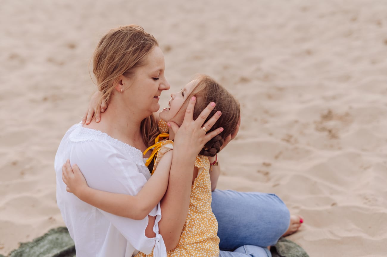 Mama i córka patrzą na siebie sesja nad morzem