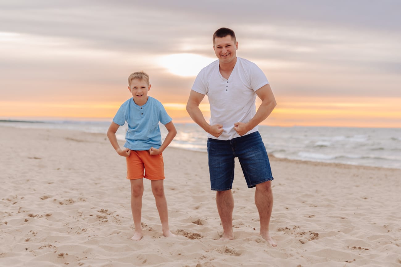 Tata i syn prężą mięśnie sesja rodzinna w wakacje