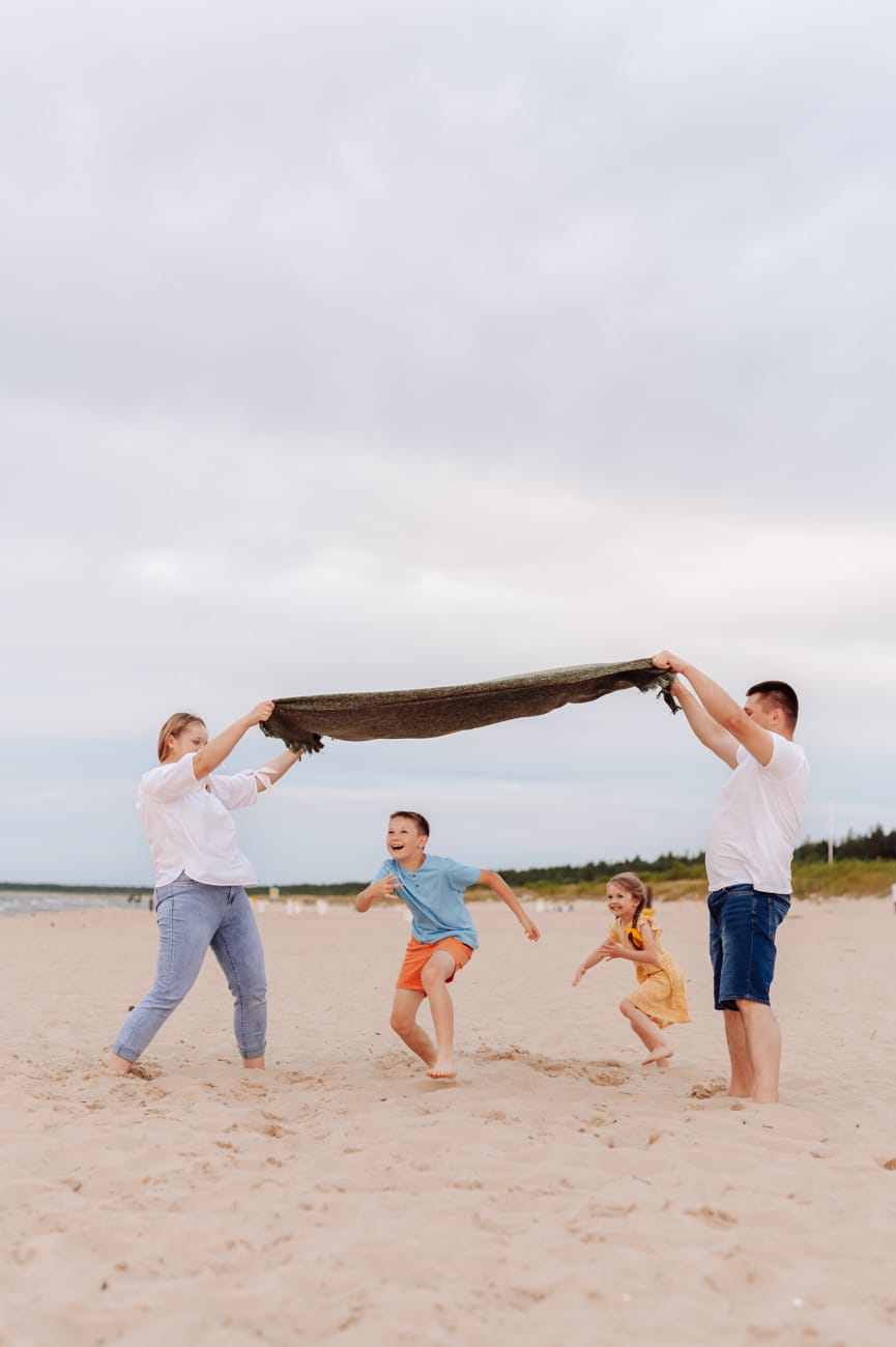 Radosne rodzinne chwile nad morzem sesja wakacyjna