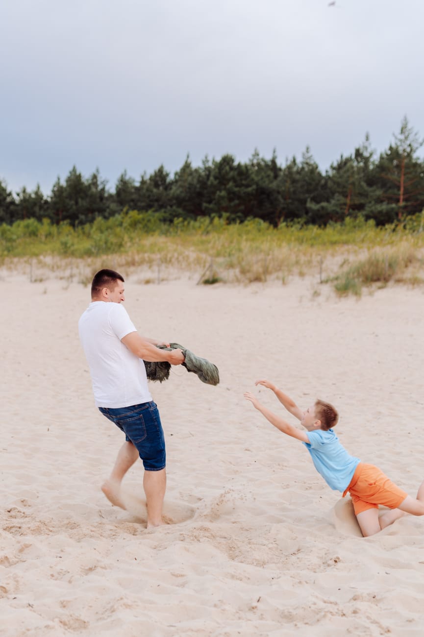 Rodzinne zabawy nad morzem sesja w wakacje