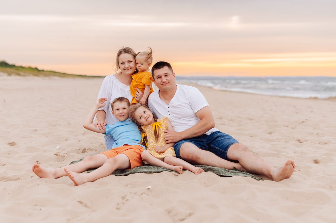 Portret rodzinny zachód słońca sesja wakacyjna nad morzem